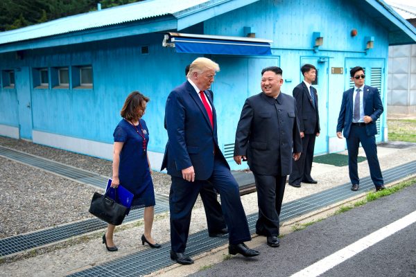El presidente Donald Trump y el líder norcoreano Kim Jong Un caminan juntos al sur de la Línea de Demarcación Militar que divide a Corea del Norte y del Sur el 30 de junio de 2019. (Brendan Smialowski/AFP/Getty Images)
