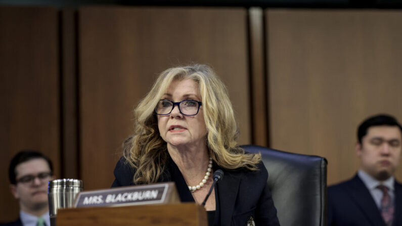 La senadora Marsha Blackburn (R-Tenn.) habla durante una reunión de trabajo del Comité Judicial del Senado para votar sobre la jueza Ketanji Brown Jackson, nominada a la Corte Suprema, en el Capitolio en Washington el 4 de abril de 2022. (Anna Moneymaker/Getty Images).
