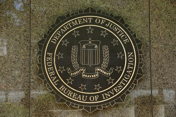 El logotipo del FBI fuera del edificio de su sede en Washington, D.C., el 5 de julio de 2016. (Yuri Gripas/AFP/Getty Images)
