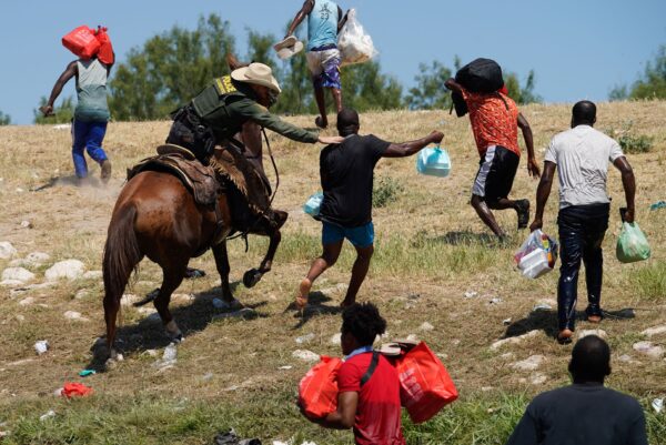 Un agente a caballo de la Patrulla Fronteriza de Estados Unidos trata de impedir que los inmigrantes ilegales entren en EE.UU., en Del Río, Texas, el 19 de septiembre de 2021. (Paul Ratje/AFP vía Getty Images)
