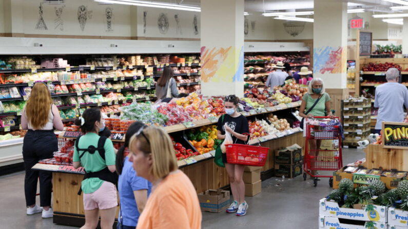 La gente compra en un supermercado mientras la inflación afecta a los precios al consumidor en Manhattan, Nueva York, el 10 de junio de 2022. (Andrew Kelly/Reuters)
