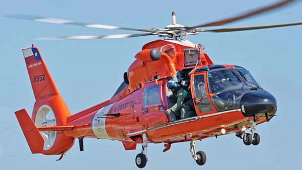 La Guardia Costera ayuda a decenas de miles de personas cada año. Un helicóptero de rescate en una foto de archivo. (PA2 Adam Eggers/Guardacostas de EE.UU.)
