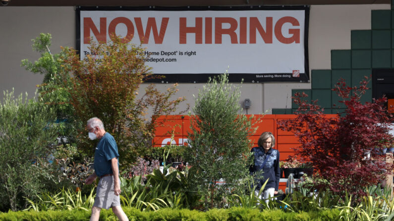 Un cartel de oferta de empleos en una tienda de Home Depot, en San Rafael, California, el 5 de agosto de 2022. (Justin Sullivan/Getty Images)
