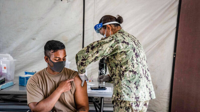 Un miembro del ejército estadounidense recibe la vacuna anti-COVID de Moderna, en el Campamento Foster, en Ginowan, Japón, el 28 de abril de 2021. (Carl Court/Getty Images)
