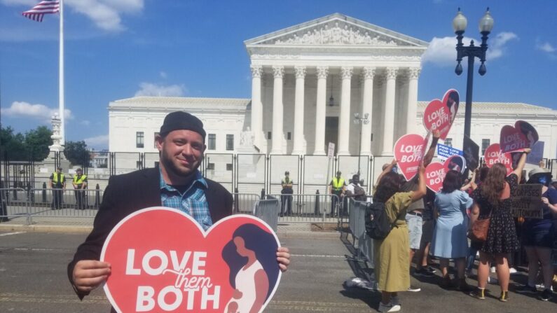 Mark Lee Dickson, director de Right to Life East Texas, frente al edificio de la Corte Suprema el 26 de junio de 2022. (Nathan Worcester/The Epoch Times)
