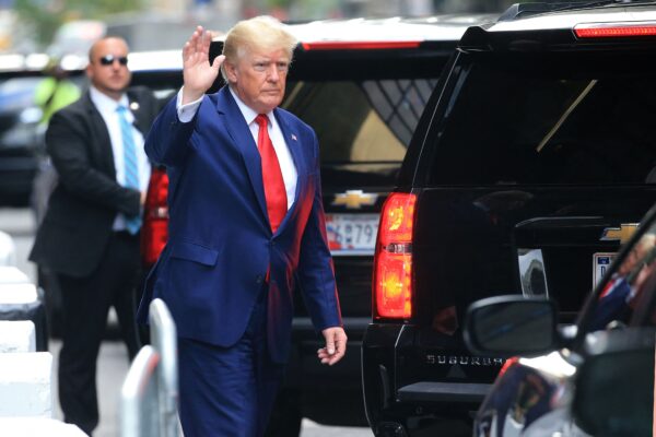 El expresidente Donald Trump saluda mientras camina hacia un vehículo fuera de la Torre Trump, en Nueva York, el 10 de agosto de 2022. (Stringer/AFP vía Getty Images)
