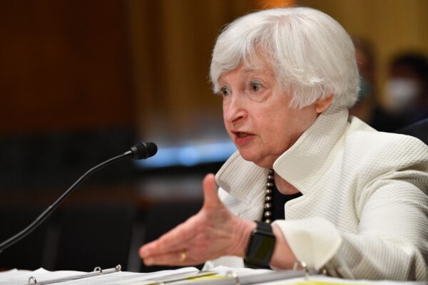 La secretaria del Tesoro, Janet Yellen, testifica ante el Comité de Finanzas del Senado en Washington, el 7 de junio de 2022. (Nicholas Kamm/AFP vía Getty Images)
