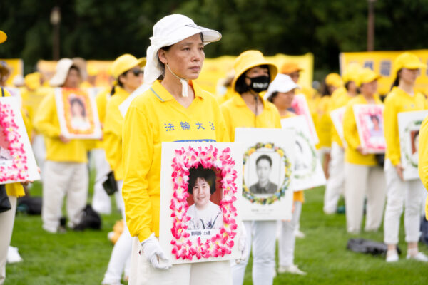 Practicantes de Falun Gong participan en una manifestación celebrada en el National Mall, Washington, el 21 de julio de 2022, para conmemorar el 23º aniversario del inicio de la persecución del régimen chino al grupo espiritual Falun Gong. (Samira Bouaou/The Epoch Times)
