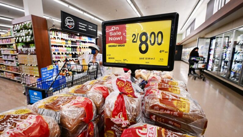 La gente compra en un supermercado en Montebello, California, el 23 de agosto de 2022. Los compradores estadounidenses se enfrentan a precios cada vez más altos en los bienes y servicios cotidianos, ya que la inflación sigue aumentando con los altos precios de los comestibles, la gasolina y la vivienda. (Frederic J. Brown/AFP/Getty Images)
