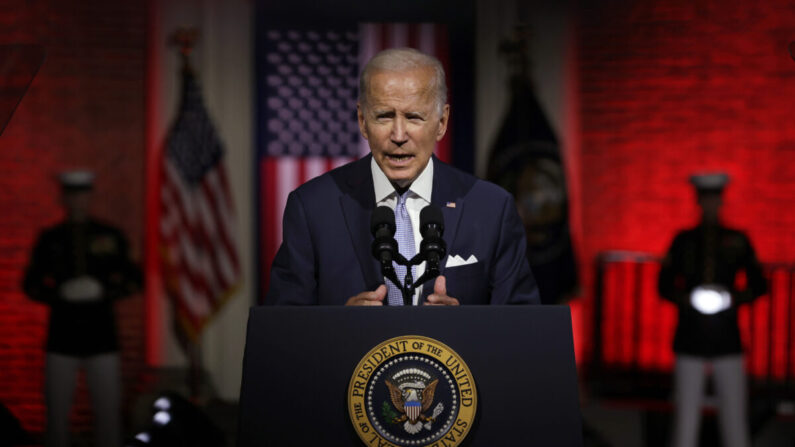 El presidente Joe Biden pronuncia un discurso en el Parque Histórico Nacional de la Independencia, en Filadelfia, Pensilvania, el 1 de septiembre de 2022. Biden describió a los "republicanos MAGA" como extremistas que suponen una amenaza para la democracia. (Alex Wong/Getty Images)

