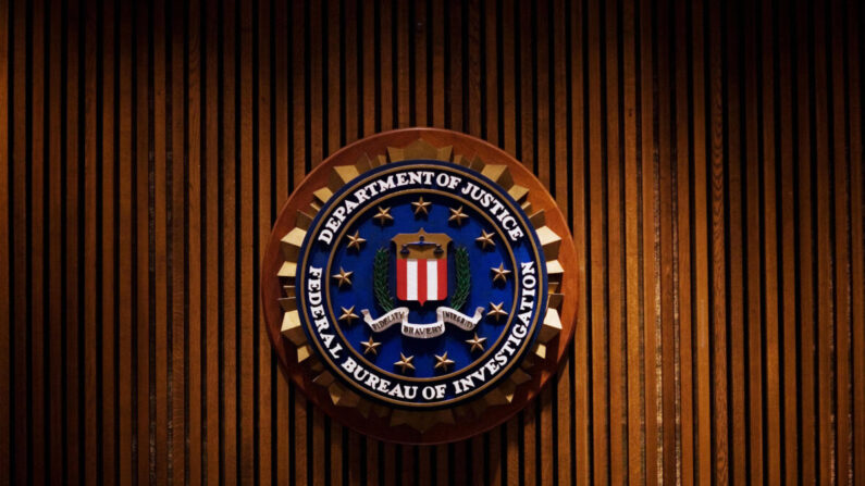 Un escudo de la Oficina Federal de Investigación en el interior del edificio J. Edgar Hoover del FBI en Washington, DC, el 3 de agosto de 2007. (Mandel Ngan/AFP vía Getty Images)
