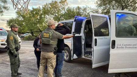 Sentencian a dos exsoldados por transportar indocumentados en Texas