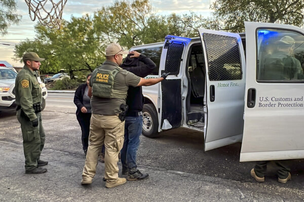 Agentes de la Patrulla Fronteriza toman en custodia a varios inmigrantes ilegales que estaban siendo contrabandeados desde la frontera entre Estados Unidos y México hacia San Antonio, en Brackettville, Texas, el 26 de agosto de 2022. (Charlotte Cuthbertson/The Epoch Times)
