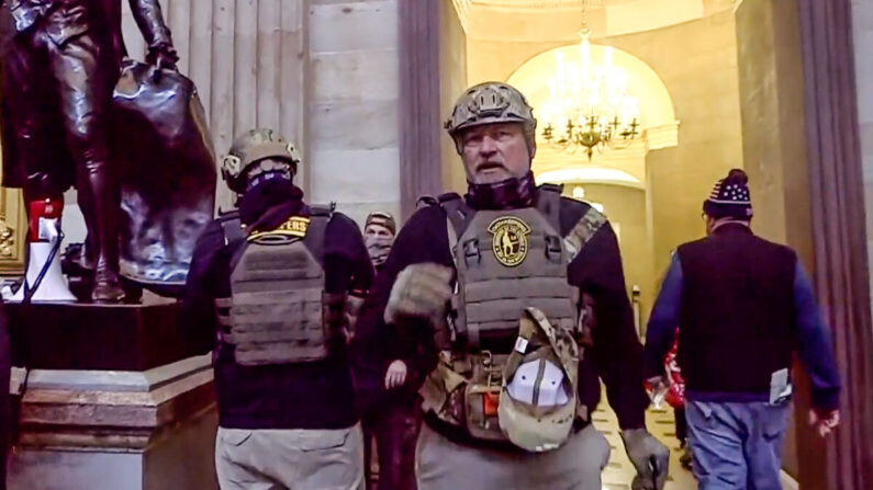 Dos Oath Keepers en el interior del Capitolio de EE.UU. el 6 de enero de 2021. El fundador Stewart Rhodes dijo que inicialmente no tenía idea de que los Oath Keepers entraran en el Capitolio. (DOJ de EE.UU./Captura de pantalla vía The Epoch Times)
