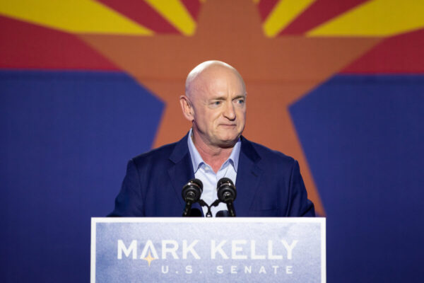 El candidato demócrata al Senado, Mark Kelly, realiza un evento en la noche de las elecciones en Tucson