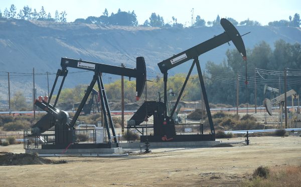 Torres de perforación en el campo petrolífero de Chevron en Bakersfield, California, el 21 de noviembre de 2016. (Frederic J. Brown/AFP/Getty Images)
