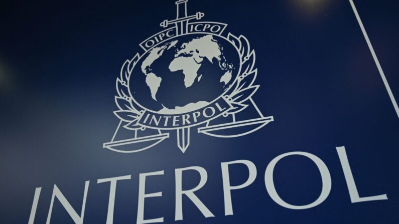 El logo de Interpol durante la 89ª Asamblea General de Interpol en Estambul el 23 de noviembre de 2021. (Ozan Kose/AFP vía Getty Images)
