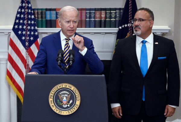 El presidente Joe Biden anuncia la condonación a los préstamos estudiantiles con el secretario de Educación, Miguel Cardona, el 24 de agosto de 2022 (Oliver Douliery/AFP vía Getty Images)
