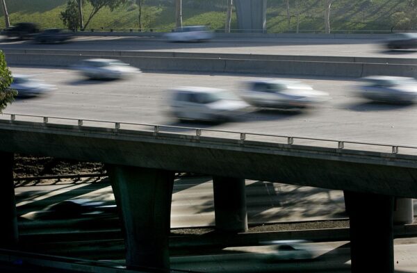 El tráfico fluye por las carreteras de San Diego, California, el 31 de agosto de 2006. (Sandy Huffaker/Getty Images)
