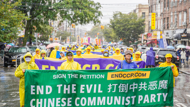 Practicantes de Falun Gong asisten a un desfile en Brooklyn, Nueva York, el 2 de octubre de 2022, para pedir el fin de la persecución del régimen chino. (Zhang Jingchu/The Epoch Times)

