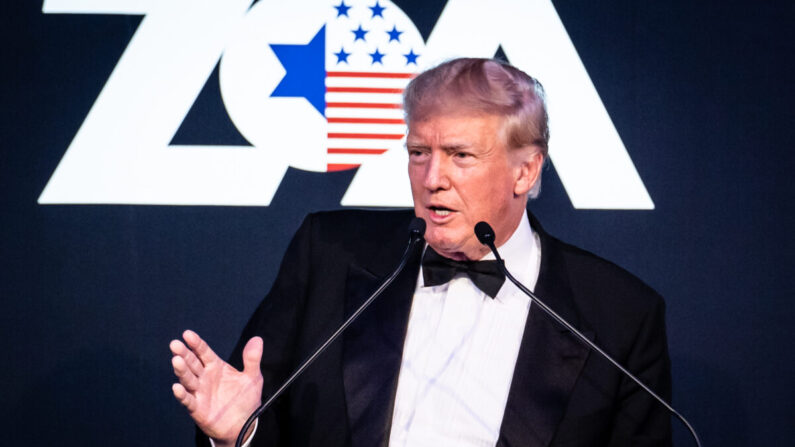 El ex presidente Donald Trump habla en la Gala de las Superestrellas de la Organización Sionista de América de 2022 tras recibir el Medallón Theodor Herzl de la ZOA, en el Muelle Sesenta de la ciudad de Nueva York, el 13 de noviembre de 2022. (Samira Bouaou/The Epoch Times)
