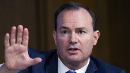 Lucha de senador Mike Lee por mantener el Título 42 detiene avance de ley de financiación del Gobierno