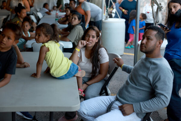 Ciudadanos venezolanos liberados por la Patrulla Fronteriza esperan para cenar en un hotel proporcionado por la Casa de la Anunciación en El Paso, Texas, el 22 de septiembre de 2022. (Joe Raedle/Getty Images)
