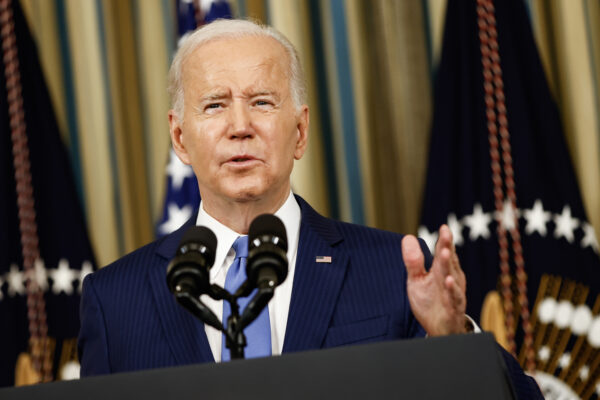 El presidente de Estados Unidos, Joe Biden, pronuncia un discurso en la Casa Blanca en Washington el 9 de noviembre de 2022. (Samuel Corum/Getty Images)
