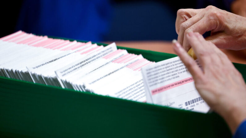 Las boletas son procesadas por un trabajador electoral en el Departamento de Elecciones del Condado de Clark en North Las Vegas, Nevada, el 10 de noviembre de 2022. (Mario Tama/Getty Images)
