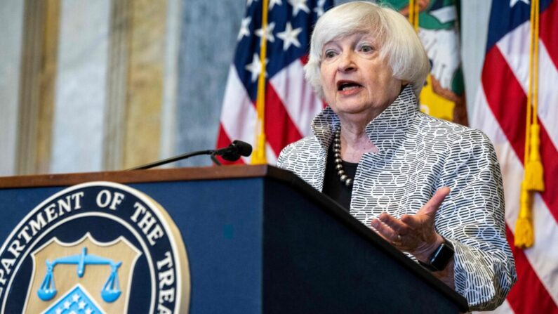 La secretaria del Tesoro de Estados Unidos, Janet Yellen, habla sobre el estado de la economía estadounidense durante una rueda de prensa en el Departamento del Tesoro en Washington, el 28 de julio de 2022. (Saul Loeb/AFP vía Getty Images)
