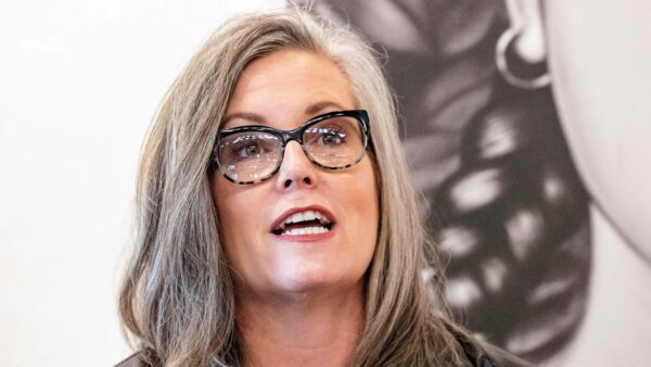 La entonces candidata a gobernadora de Arizona, Katie Hobbs, asiste a una mesa redonda en Phoenix, Arizona, el 27 de octubre de 2022. (Olivier Touron/AFP vía Getty Images)
