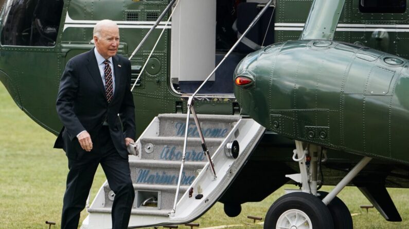 El presidente Joe Biden baja del Marine One en Washington el 16 de diciembre de 2022. (Mandel Ngan/AFP vía Getty Images)
