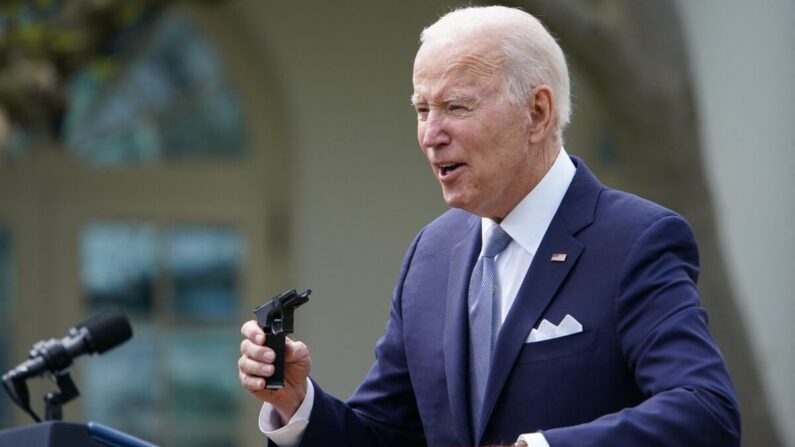 El presidente Joe Biden sostiene un kit de pistola fantasma durante un evento en la Casa Blanca en Washington el 11 de abril de 2022. (Mandel Ngan/AFP vía Getty Images)
