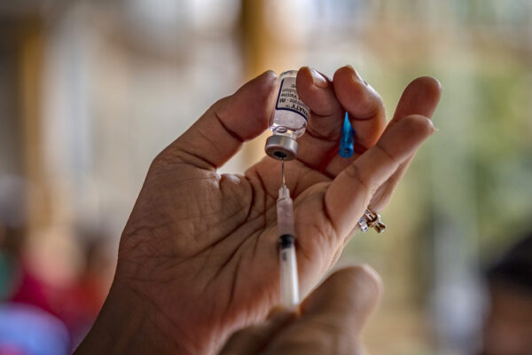 Una trabajadora de la salud prepara una dosis de la vacuna contra el COVID-19 de Pfizer BioNTech, en una imagen de archivo. (Ezra Acayán/Getty Images)