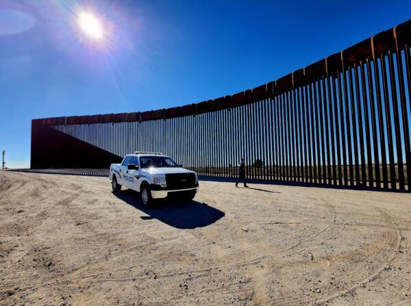 El teniente de policía de San Luis, Arizona, Marco Santana sale de su vehículo para inspeccionar una sección del muro de la frontera sur el 27 de enero de 2023. (Allan Stein/The Epoch Times)
