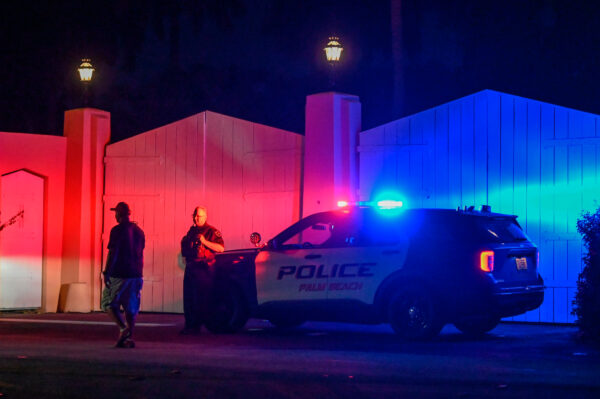 Un coche de policía se sienta fuera de la residencia del expresidente Donald Trump en Mar-A-Lago, en Palm Beach, Florida, el 8 de agosto de 2022, mientras el FBI registra su casa en busca de documentos clasificados. (Giorgio Viera/AFP vía Getty Images)
