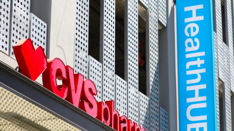 El logotipo de CVS en un centro CVS HealthHUB de Los Ángeles el 8 de agosto de 2022. (Mario Tama/Getty Images)
