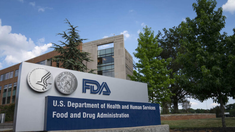 Un cartel de la Administración de Alimentos y Medicamentos de EE.UU. fuera de la sede en White Oak, Maryland, el 20 de julio de 2020. (Sarah Silbiger/Getty Images)
