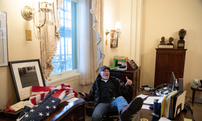 Richard Barnett, partidario del entonces presidente de Estados Unidos, Donald Trump, sentado dentro de la oficina de la presidenta de la Cámara de Representantes de Estados Unidos, Nancy Pelosi, el 6 de enero de 2021. (Saul Loeb/AFP vía Getty Images)
