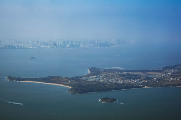 Vista del mar de China Meridional entre la ciudad de Xiamen en China, en la lejanía, y las islas del condado taiwanés de Kinmen en primer plano, donde viven unas 140,000 personas, el 2 de febrero de 2021. (An Rong Xu/Getty Images)
