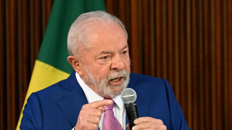 El presidente de Brasil, Luiz Inácio Lula da Silva, habla durante la primera reunión del gabinete de su gobierno en el Palacio de Planalto en Brasilia el 6 de enero de 2023. (Evaristo Sa/AFP vía Getty Images)
