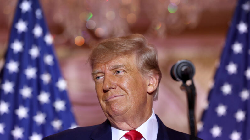 El expresidente Donald Trump habla durante un evento en su casa de Mar-a-Lago en Palm Beach, Florida, el 15 de noviembre de 2022. (Joe Raedle/Getty Images)
