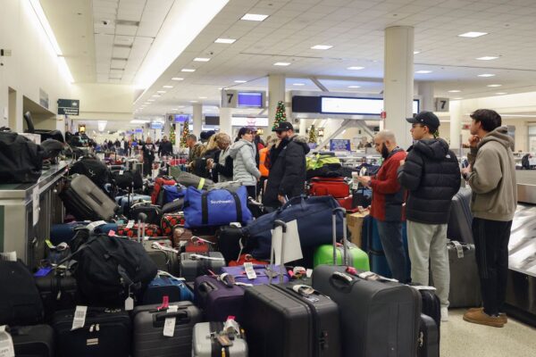 Pasajeros varados de Southwest Airlines buscan su equipaje en el área de reclamo de equipaje del Aeropuerto Internacional Midway de Chicago, en Chicago, Illinois, el 28 de diciembre de 2022. (Kamil Krzaczynski/AFP vía Getty Images)
