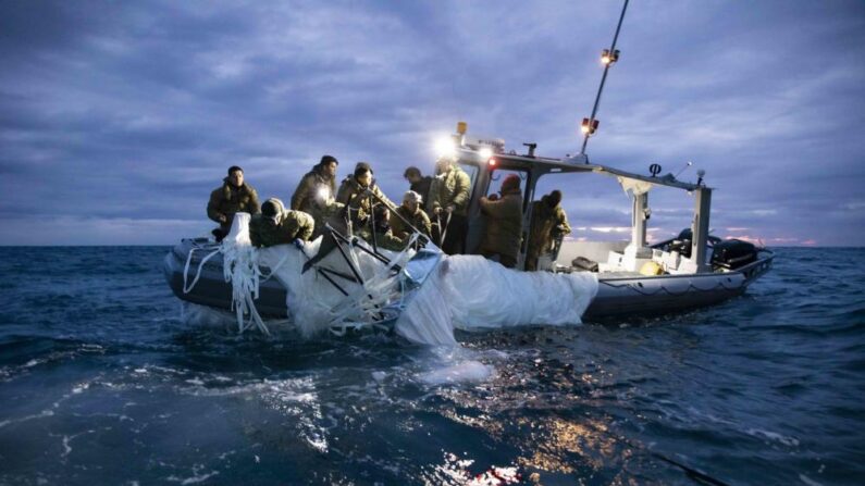 Marineros, asignados al Explosive Ordnance Disposal Group 2, recuperan el globo espía chino cerca de la costa de Carolina del Sur, el 5 de febrero de 2023. (Foto de la Marina de EE.UU. por el Especialista en Comunicación de Masas de 1ª Clase, Tyler Thompson)
