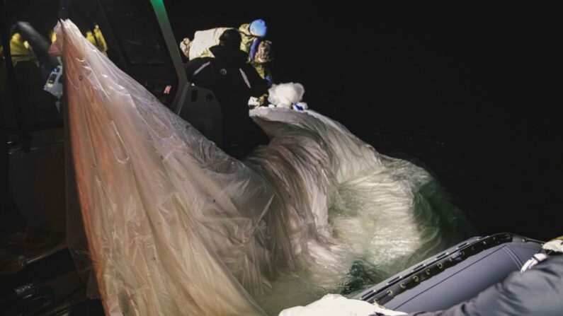 Marineros intentan recuperar un globo de vigilancia a gran altitud frente a la costa de Myrtle Beach, Carolina del Sur, el 5 de febrero de 2023. (Foto de la Marina de los EE.UU. por el Especialista en Comunicación de Masas de 1ª Clase Tyler Thompson)
