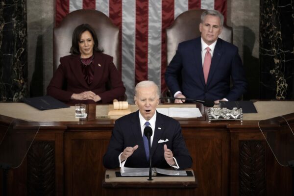 El presidente Joe Biden pronuncia su discurso sobre el Estado de la Unión, en el Capitolio de EE.UU., el 7 de febrero de 2023. (Drew Angerer/Getty Images)
