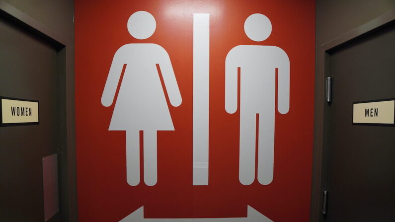 El 13 de enero de 2023, en Chattanooga (Tennessee), un cartel frente a los aseos parece indicar que las mujeres y los hombres deben utilizar instalaciones separadas. (Jackson Elliott/The Epoch Times)
