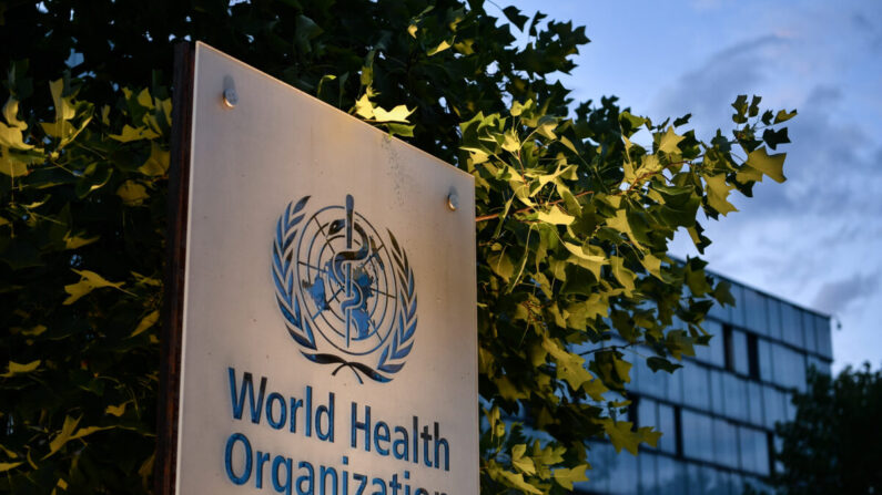Un cartel frente a la sede de la Organización Mundial de la Salud en Ginebra el 17 de agosto de 2020. (Fabrice Coffrini/AFP vía Getty Images)
