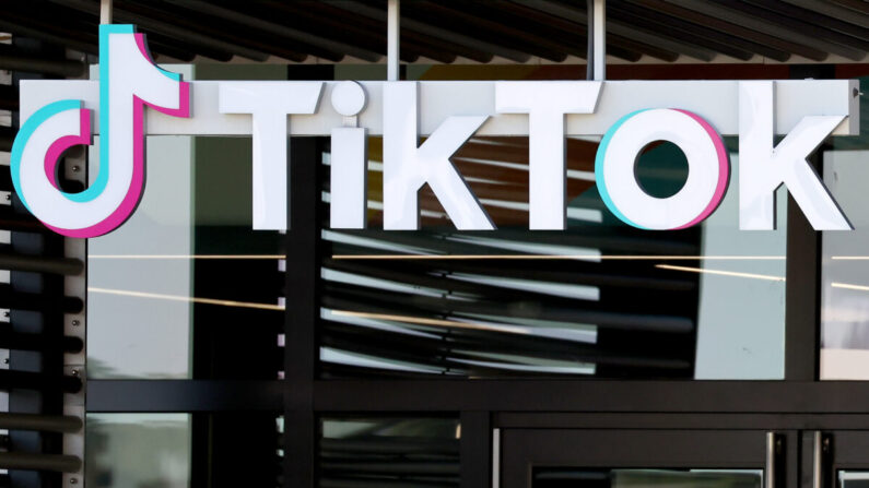 El logotipo de TikTok se muestra en una oficina de TikTok en Culver City, California, el 20 de diciembre de 2022. (Mario Tama/Getty Images)
