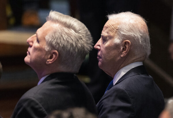 El presidente de Estados Unidos, Joe Biden, sentado junto al presidente de la Cámara de Representantes, el republicano Kevin McCarthy, durante el Desayuno Nacional de Oración, en el Capitolio de EE.UU., el 2 de febrero de 2023. (Kevin Dietsch/Getty Images)
